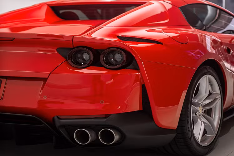 Siêu xe mui trần Ferrari 812 GTS mới đến Thái Lan có thể xem là một ân huệ mà hãng xe Ý dành cho các khách hàng của họ. Trên các phiên bản cao cấp trước đó như Ferrari 599 GTB hay Ferrari F12 Berlinetta đều không có phiên bản mui trần.