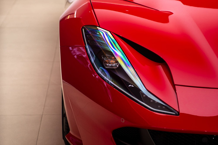 Có thể thấy, giá xe Ferrari 812 GTS theo diện chính hãng ở Thái Lan chỉ từ 34,7 triệu Baht (tương đương 26 tỷ đồng), rẻ hơn phân nửa so với số tiền mà nếu có đại gia Việt mua Ferrari 812 GTS theo diện không chính hãng và ra biển trắng. Hy vọng là trong thời gian không xa, các nhà giàu Việt sẽ sớm sở hữu dòng xe mui trần Ferrari 812 GTS.