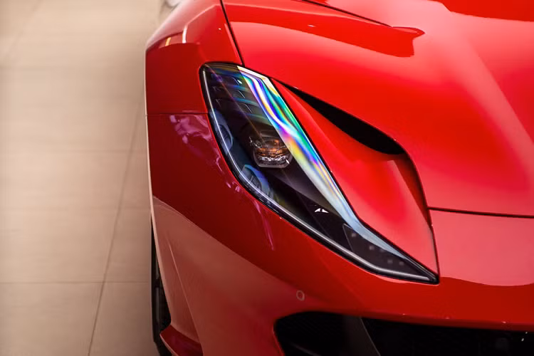 Có thể thấy, giá xe Ferrari 812 GTS theo diện chính hãng ở Thái Lan chỉ từ 34,7 triệu Baht (tương đương 26 tỷ đồng), rẻ hơn phân nửa so với số tiền mà nếu có đại gia Việt mua Ferrari 812 GTS theo diện không chính hãng và ra biển trắng. Hy vọng là trong thời gian không xa, các nhà giàu Việt sẽ sớm sở hữu dòng xe mui trần Ferrari 812 GTS.
