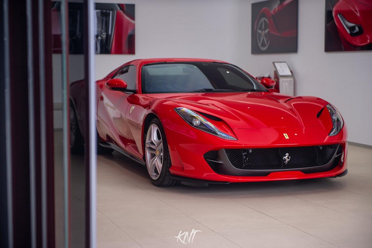 Trong khi các đại gia Việt đang chờ chiếc siêu xe Ferrari 812 GTS mui trần đầu tiên về nước thì đại lý Ferrari Thái Lan đã bàn giao chiếc Ferrari 812 GTS đầu tiên về đất nước này. Xe mang màu đỏ hiếu chiến và giá bán có thể trên 26 tỷ đồng.