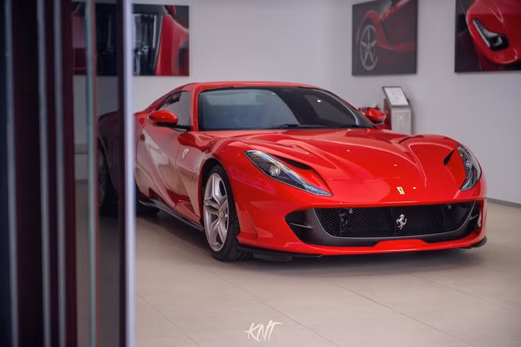 Trong khi các đại gia Việt đang chờ chiếc siêu xe Ferrari 812 GTS mui trần đầu tiên về nước thì đại lý Ferrari Thái Lan đã bàn giao chiếc Ferrari 812 GTS đầu tiên về đất nước này. Xe mang màu đỏ hiếu chiến và giá bán có thể trên 26 tỷ đồng.