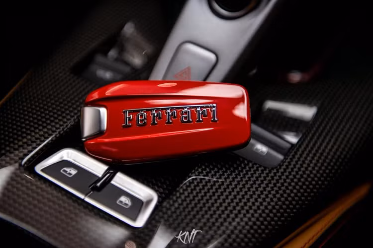 Nếu so với "trái tim" của đối thủ trực tiếp là Lamborghini Aventador S LP740-4 Roadster, thông số công suất tối đa của Ferrari 812 GTS cao hơn đến 49 mã lực, trong khi mô-men xoắn cực đại của hai chiếc siêu xe mui trần hàng đỉnh này là tương đương nhau.