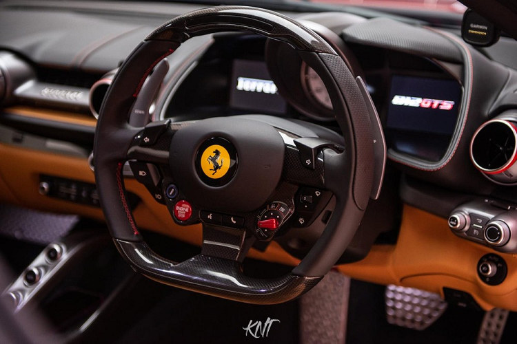 Điểm khác biệt cơ bản nhất của siêu xe mui trần Ferrari 812 GTS và Ferrari 812 Superfast đã có 2 chiếc tại Việt Nam chính là phần mui xếp cứng của Ferrari 812 GTS có thể dễ dàng đóng và mở tuỳ chỉnh theo ý thích của chủ xe. Phần mui xếp điện của siêu xe mui trần Ferrari 812 GTS có khả năng đóng hoặc mở chỉ trong thời gian 14 giây. Ngay cả khi xe lăn bánh, thao tác đóng và mở mui vẫn có thể thực hiện được nhưng phải đảm bảo chiếc Ferrari 812 GTS đang hoạt động ở vận tốc dưới 45 km/h.