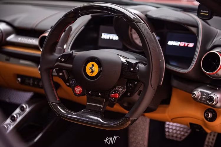 Điểm khác biệt cơ bản nhất của siêu xe mui trần Ferrari 812 GTS và Ferrari 812 Superfast đã có 2 chiếc tại Việt Nam chính là phần mui xếp cứng của Ferrari 812 GTS có thể dễ dàng đóng và mở tuỳ chỉnh theo ý thích của chủ xe. Phần mui xếp điện của siêu xe mui trần Ferrari 812 GTS có khả năng đóng hoặc mở chỉ trong thời gian 14 giây. Ngay cả khi xe lăn bánh, thao tác đóng và mở mui vẫn có thể thực hiện được nhưng phải đảm bảo chiếc Ferrari 812 GTS đang hoạt động ở vận tốc dưới 45 km/h.