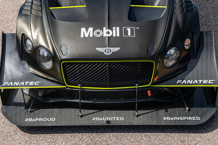 Chính vì thế, ống nạp của xe bằng sợi carbon đã được chế tạo dày hơn và được gia cố cẩn thận so với hệ thống tiêu chuẩn. Xe được trang bị hệ thống xả Inconel tùy chỉnh được in 3D thông qua quá trình thiêu kết bằng laser của Akrapovic dẫn đến các turbo lớn hơn kết hợp với các ống thải bên ngoài, thông khí vào ống xả rất ngắn và ống pô chuyên dụng thoát khí ra phía sau bánh trước. 