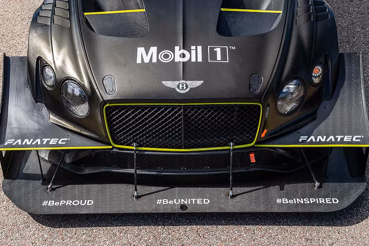 Chính vì thế, ống nạp của xe bằng sợi carbon đã được chế tạo dày hơn và được gia cố cẩn thận so với hệ thống tiêu chuẩn. Xe được trang bị hệ thống xả Inconel tùy chỉnh được in 3D thông qua quá trình thiêu kết bằng laser của Akrapovic dẫn đến các turbo lớn hơn kết hợp với các ống thải bên ngoài, thông khí vào ống xả rất ngắn và ống pô chuyên dụng thoát khí ra phía sau bánh trước. 