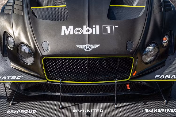 Xe được trang bị hộp số tiêu chuẩn của Bentley, tuy nhiên đường kính của trục dẫn động cầu sau đã được tăng lên để đảm bảo độ bền cho xe. Hộp số của chiếc Bentley GT3 Pikes Peak bản đua này sử dụng loại dầu nhớt với công thức đặc biệt do Mobil1 tạo ra. Khung xe đã được thiết lập và điều chỉnh để phù hợp cho giải đua. Xe được trang bị các lò xo mềm nhất và thanh chống lật từ các dòng xe khác của Bentley để giúp xe có thể vận hành một cách linh hoạt, nhanh nhẹn và ổn định nhất có thể. 