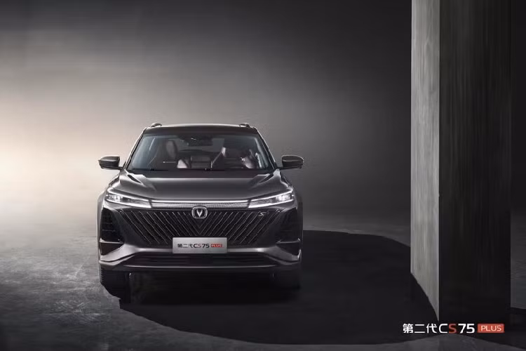 Changan CS75 Plus 2022 sẽ có màn ra mắt công chúng lần đầu tiên tại Triển lãm Ô tô Quảng Châu 2021 diễn ra vào cuối tháng này. Giá xe Changan CS75 Plus 2022 dự kiến sẽ khởi điểm ở khoảng 120.000 nhân dân tệ, tương đương 425 triệu đồng, một số tiền phải chăng đối với một mẫu SUV đời mới, thiết kế đẹp mắt.