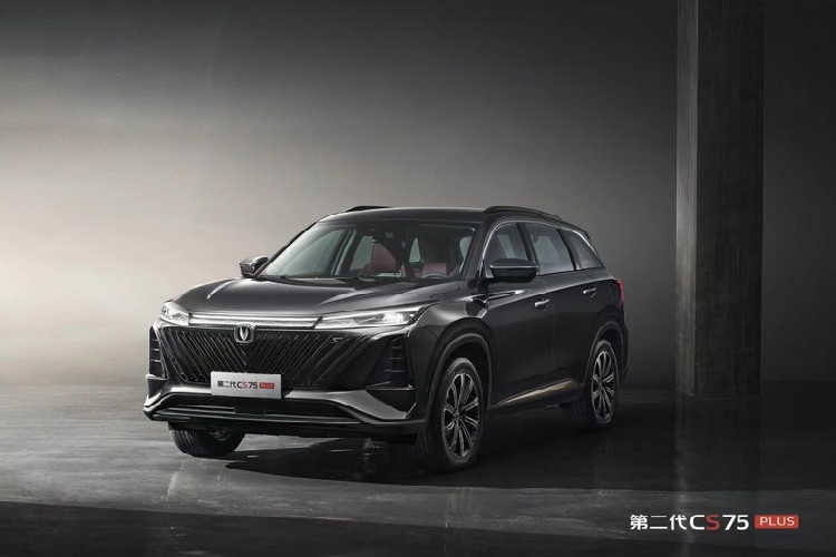 Cuối năm là một giai đoạn sôi nổi tại thị trường xe nhiều nơi trên thế giới, khi các nhà sản xuất không ngừng công bố những bản xe nâng cấp, xe mới cho năm kế tiếp. Ở thị trường Trung Quốc cũng như vậy khi mới đây đã công bố hình ảnh chính thức của mẫu SUV Changan CS75 Plus thế hệ thứ 2, sẵn sàng bày bán vào đầu năm 2022.