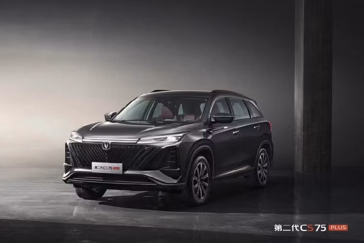 Cuối năm là một giai đoạn sôi nổi tại thị trường xe nhiều nơi trên thế giới, khi các nhà sản xuất không ngừng công bố những bản xe nâng cấp, xe mới cho năm kế tiếp. Ở thị trường Trung Quốc cũng như vậy khi mới đây đã công bố hình ảnh chính thức của mẫu SUV Changan CS75 Plus thế hệ thứ 2, sẵn sàng bày bán vào đầu năm 2022.
