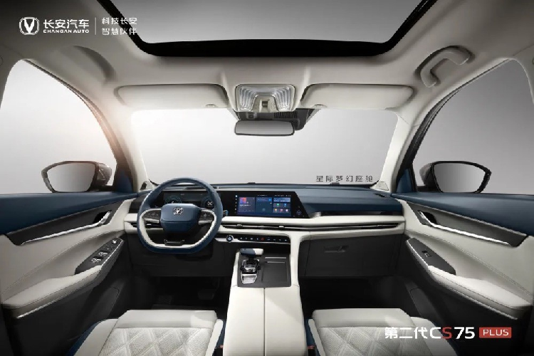 Tuy nhiên, mẫu CS75 Plus 2022 này lại giống một mẫu xe độc lập hơn là một biến bản của CS75, với ngôn ngữ thiết kế và các phiên bản cao thấp riêng. Về kích thước, nó có chiều dài 4.670 mm, rộng 1.865 mm, cao 1.700 mm, và trục cơ sở 2.710 mm.