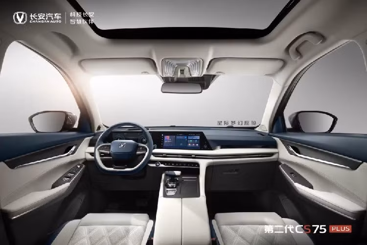 Tuy nhiên, mẫu CS75 Plus 2022 này lại giống một mẫu xe độc lập hơn là một biến bản của CS75, với ngôn ngữ thiết kế và các phiên bản cao thấp riêng. Về kích thước, nó có chiều dài 4.670 mm, rộng 1.865 mm, cao 1.700 mm, và trục cơ sở 2.710 mm.