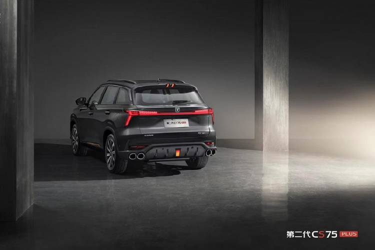Changan CS75 Plus 2022 mới này có thiết kế táo bạo và mạnh mẽ, với lưới tản nhiệt kiểu hàm cá voi, phía trên là thanh đèn rộng tạo cảm giác như đèn pha nối liền. Có một điểm đáng lưu ý là Changan từng giới thiệu cái tên CS75 Plus lần đầu trong năm 2019, và như tên gọi ám chỉ, nó là phiên bản cao cấp hơn của mẫu CS75 tiêu chuẩn.