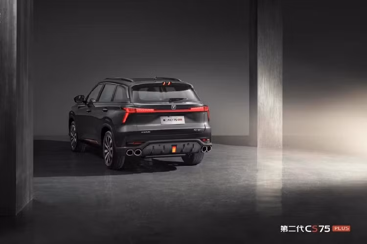 Changan CS75 Plus 2022 mới này có thiết kế táo bạo và mạnh mẽ, với lưới tản nhiệt kiểu hàm cá voi, phía trên là thanh đèn rộng tạo cảm giác như đèn pha nối liền. Có một điểm đáng lưu ý là Changan từng giới thiệu cái tên CS75 Plus lần đầu trong năm 2019, và như tên gọi ám chỉ, nó là phiên bản cao cấp hơn của mẫu CS75 tiêu chuẩn.