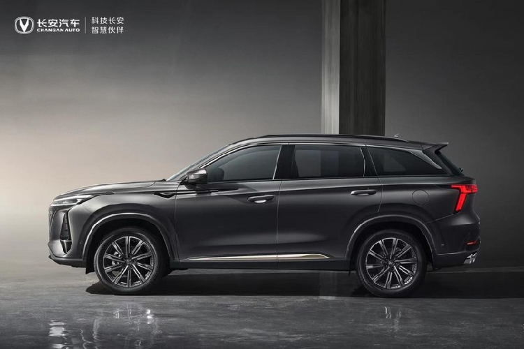  Mặt táp lô xe được ngự trị bởi một cặp màn hình 12,3 inch nối liền, một dành cho bảng đồng hồ kỹ thuật số và một dành cho hệ thống thông tin giải trí. Hệ thống thông tin giải trí của xe mới sẽ có đủ những ứng dụng phổ biến Trung Quốc như WeChat, Baidu Maps, và Baidu CarLife.