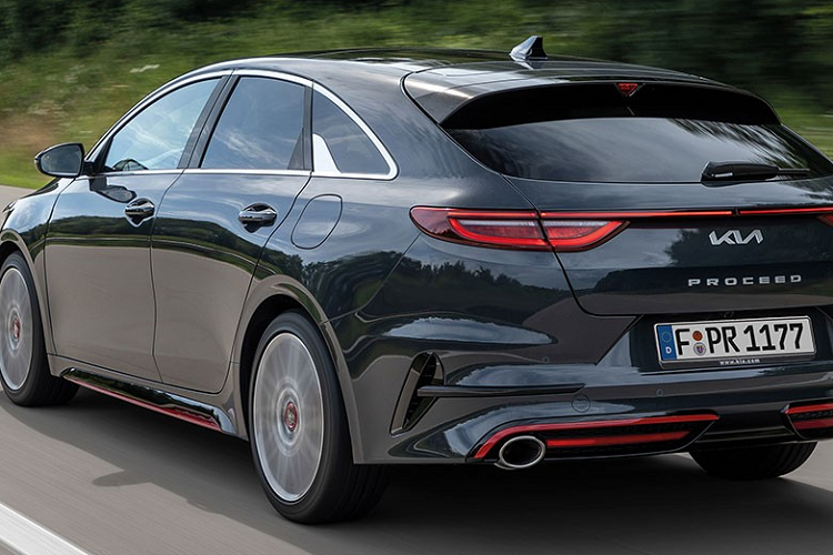 Đằng sau, Kia Ceed 2022 bản GT-Line được bổ sung cụm đèn hậu LED mới có thiết kế cao cấp hơn. Cụm đèn hậu này bao gồm 48 bóng LED tạo thành hình tổ ong, được xếp theo 5 hàng ngang. Riêng bản GT có thêm những điểm nhấn màu đỏ ở ngoại thất để trông thể thao hơn. Cuối cùng là đèn xi-nhan tuần tự cùng 2 màu sơn ngoại thất mới, bao gồm cam Orange Fusion và nâu Machined Bronze.