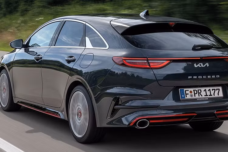 Đằng sau, Kia Ceed 2022 bản GT-Line được bổ sung cụm đèn hậu LED mới có thiết kế cao cấp hơn. Cụm đèn hậu này bao gồm 48 bóng LED tạo thành hình tổ ong, được xếp theo 5 hàng ngang. Riêng bản GT có thêm những điểm nhấn màu đỏ ở ngoại thất để trông thể thao hơn. Cuối cùng là đèn xi-nhan tuần tự cùng 2 màu sơn ngoại thất mới, bao gồm cam Orange Fusion và nâu Machined Bronze.