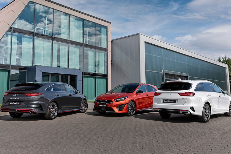 Tương tự trước đây, Kia Ceed 2022 mới vẫn có 3 phiên bản, bao gồm Ceed mang kiểu dáng hatchback, Sportswagon mang kiểu dáng station wagon và ProCeed mang kiểu sáng shooting brake. 3 phiên bản của Kia Ceed 2022, bao gồm ProCeed (màu đen), Ceed (màu cam) và Sportswagon (màu trắng)