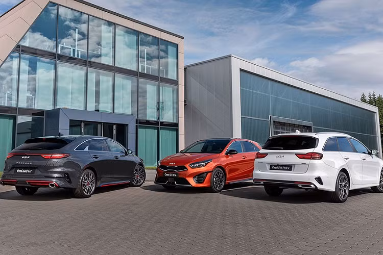 Tương tự trước đây, Kia Ceed 2022 mới vẫn có 3 phiên bản, bao gồm Ceed mang kiểu dáng hatchback, Sportswagon mang kiểu dáng station wagon và ProCeed mang kiểu sáng shooting brake. 3 phiên bản của Kia Ceed 2022, bao gồm ProCeed (màu đen), Ceed (màu cam) và Sportswagon (màu trắng)