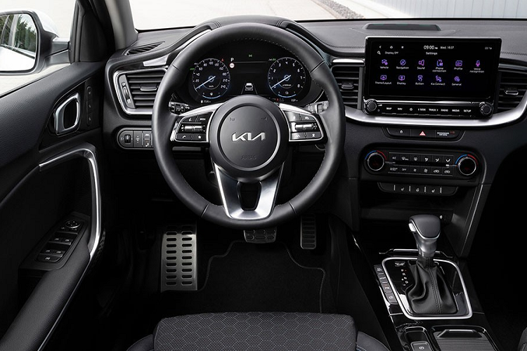 Bên trong Kia Ceed 2022, cách bố trí nội thất của xe về cơ bản là không thay đổi. Tuy nhiên, hãng Kia cũng đã làm mới nội thất bằng cách bổ sung màn hình thông tin giải trí dạng cảm ứng 10,25 inch nằm độc lập trên mặt táp-lô. Màn hình này hỗ trợ kết nối với điện thoại thông minh qua Apple CarPlay và Android Auto. Ngoài ra, màn hình thông tin giải trí còn kết hợp với hệ thống âm thanh JBL Premium 8 loa.
