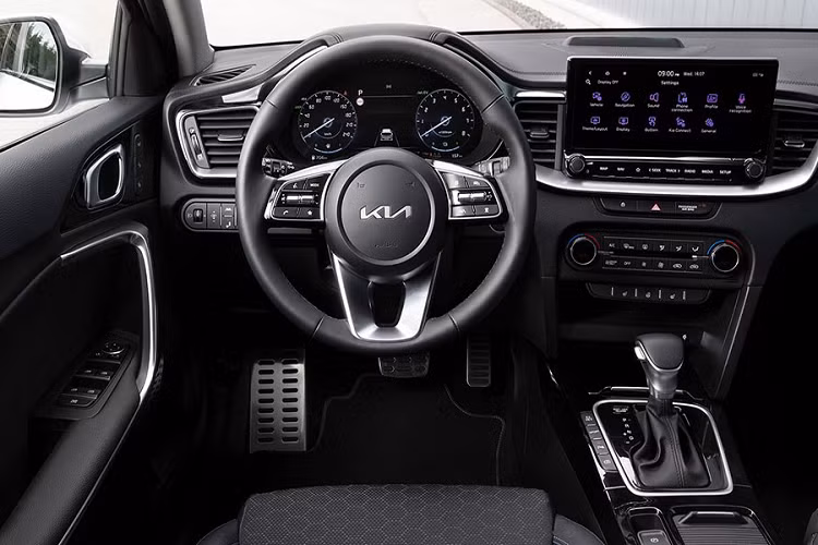 Bên trong Kia Ceed 2022, cách bố trí nội thất của xe về cơ bản là không thay đổi. Tuy nhiên, hãng Kia cũng đã làm mới nội thất bằng cách bổ sung màn hình thông tin giải trí dạng cảm ứng 10,25 inch nằm độc lập trên mặt táp-lô. Màn hình này hỗ trợ kết nối với điện thoại thông minh qua Apple CarPlay và Android Auto. Ngoài ra, màn hình thông tin giải trí còn kết hợp với hệ thống âm thanh JBL Premium 8 loa.