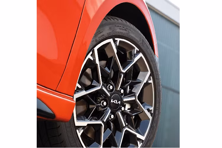 Bước sang phiên bản 2022, mẫu xe wagon Kia Ceed được thay đổi đáng kể trong cả thiết kế lẫn trang bị. Theo đó, mẫu xe này sở hữu lưới tản nhiệt "mũi hổ" tái thiết kế được sơn màu đen bóng với nẹp mạ crôm hình đôi cánh làm điểm nhấn. Tiếp đến là hốc gió trung tâm lấy cảm hứng từ đôi cánh và logo mới của thương hiệu Kia.