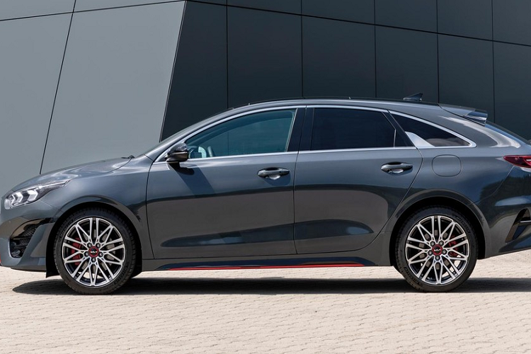 Thứ 4 là động cơ diesel 4 xi-lanh, dung tích 1.6L, kết hợp với hệ thống mild hybrid, tạo ra công suất tối đa 134 mã lực. Về an toàn, Kia Ceed 2022 được nâng cấp đáng kể với công nghệ tránh va chạm chủ động, thay cho hệ thống cảnh báo điểm mù.