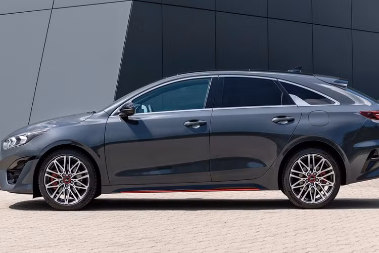 Thứ 4 là động cơ diesel 4 xi-lanh, dung tích 1.6L, kết hợp với hệ thống mild hybrid, tạo ra công suất tối đa 134 mã lực. Về an toàn, Kia Ceed 2022 được nâng cấp đáng kể với công nghệ tránh va chạm chủ động, thay cho hệ thống cảnh báo điểm mù.