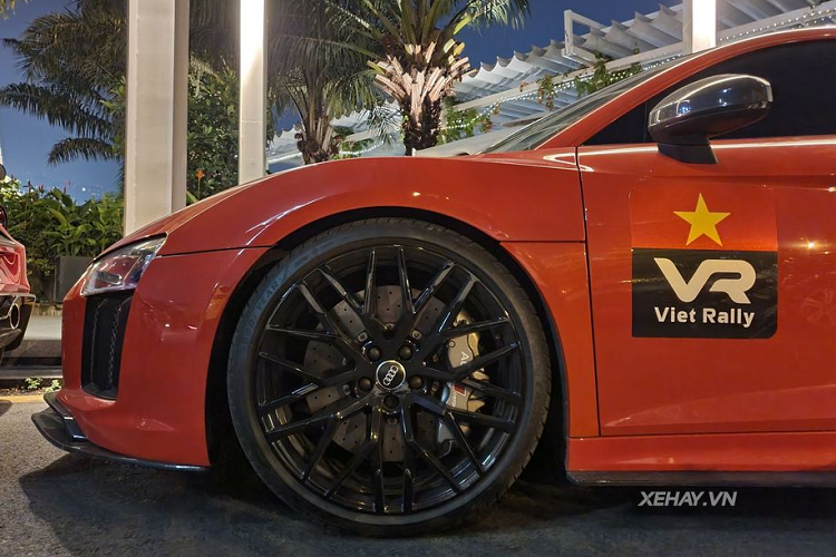 Thay đổi đầu tiên dễ dàng nhận thấy nhất trên Audi R8 V10 Plus chính là cụm đèn chiếu sáng với công nghệ Full-Led cùng thiết kế góc cạnh và sắc sảo, mang đậm phong cách của Audi. Bên dưới cụm đèn là hốc hút gió cỡ lớn giúp tăng tính khí động học cho xe. Nắp ca-pô với 2 đường gân dập nổi khoẻ khoắn. Mặt ca-lăng cùng lưới tản nhiệt hình lục giác sơn xám cho cái nhìn dữ dằn hơn. Logo Quattro được gắn gọn gàng ở một bên.