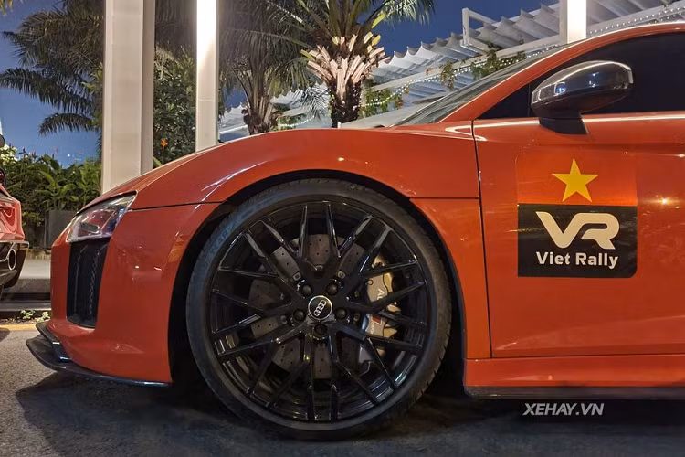 Thay đổi đầu tiên dễ dàng nhận thấy nhất trên Audi R8 V10 Plus chính là cụm đèn chiếu sáng với công nghệ Full-Led cùng thiết kế góc cạnh và sắc sảo, mang đậm phong cách của Audi. Bên dưới cụm đèn là hốc hút gió cỡ lớn giúp tăng tính khí động học cho xe. Nắp ca-pô với 2 đường gân dập nổi khoẻ khoắn. Mặt ca-lăng cùng lưới tản nhiệt hình lục giác sơn xám cho cái nhìn dữ dằn hơn. Logo Quattro được gắn gọn gàng ở một bên.