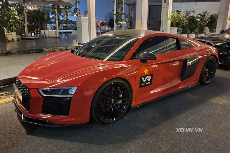  Siêu xe Audi R8 đứng đầu bảng của thương hiệu "Bốn vòng tròn" nước Đức. Đối với phiên bản V10 Plus, đây là cái tên được rất nhiều đại gia trên thế giới và tại Việt Nam săn đón bởi khả năng vận hành đầy thuyết phục, uy lực và mạnh mẽ. Song hành với đó, vẻ đẹp hiện đại và thời trang cũng là yếu tố giúp mẫu xe này ghi đậm dấu ấn giữa một "biển siêu xe" ngày nay.