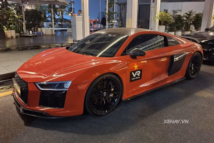  Siêu xe Audi R8 đứng đầu bảng của thương hiệu "Bốn vòng tròn" nước Đức. Đối với phiên bản V10 Plus, đây là cái tên được rất nhiều đại gia trên thế giới và tại Việt Nam săn đón bởi khả năng vận hành đầy thuyết phục, uy lực và mạnh mẽ. Song hành với đó, vẻ đẹp hiện đại và thời trang cũng là yếu tố giúp mẫu xe này ghi đậm dấu ấn giữa một "biển siêu xe" ngày nay.