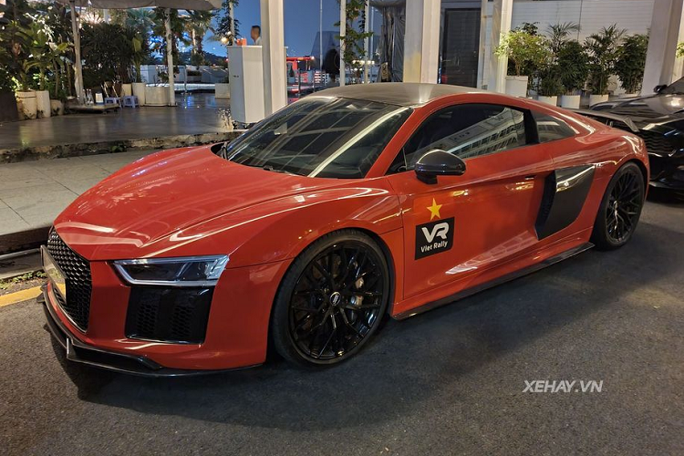 Với cá nhân chiếc Audi R8 V10 Plus tại Việt Nam này, xe được trang bị bộ mâm đa chấu sơn đen khá hầm hố, kích thước 20 inch. Ngoài ra, bộ kẹp phanh chính hiệu Audi sơn ghi xám tăng vẻ mạnh mẽ cho siêu xe. Đĩa phanh cũng có kích thước lớn và tương đương với một bộ mâm của một chiếc xe phổ thông. Siêu xe Audi R8 V10 Plus này đã được chủ nhân độ thêm bộ ống xả hiệu Capristo của Ý nhằm cho ra những âm thanh uy lực và phấn khích hơn.