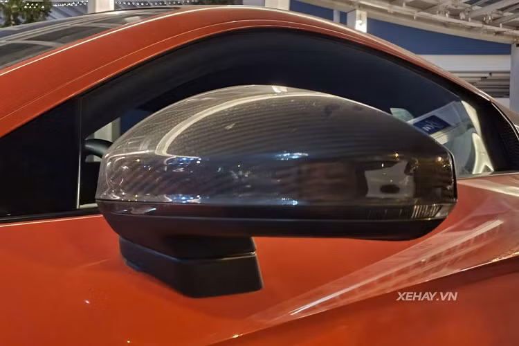 Audi R8 V10 Plus 2016 là thế hệ thứ 2 của dòng xe R8 đình đám. Xét về tổng thể, Audi R8 V10 Plus không có sự thay đổi rõ rệt về kiểu dáng mà thay vào đó là những tinh chỉnh nhẹ đem đến sự mới mẻ và hiện đại hơn cho mẫu siêu xe. Ngoài ra, phần thân của Audi R8 V10 Plus còn được san sẻ nền tảng với "người anh em cùng cha khác mẹ" Lamborghini Huracan.