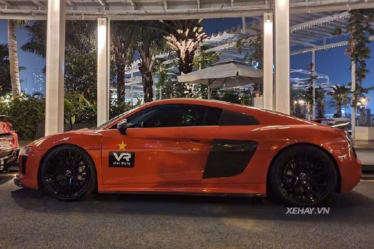 Được biết, giá bán của bộ ống xả này lên đến 200 triệu đồng, phần đuôi xe với thiết kế khá tương đồng phần đầu với khe hút gió sơn đen cùng các lưới dạng tổ ong được đặt gọn gàng ngay bên dưới cụm đèn hậu dạng Led. Cặp ống xả kép cùng các cánh gió gầm xe gia tăng vẻ nam tính cho mẫu xe có thiết kế đầy mềm mại này.