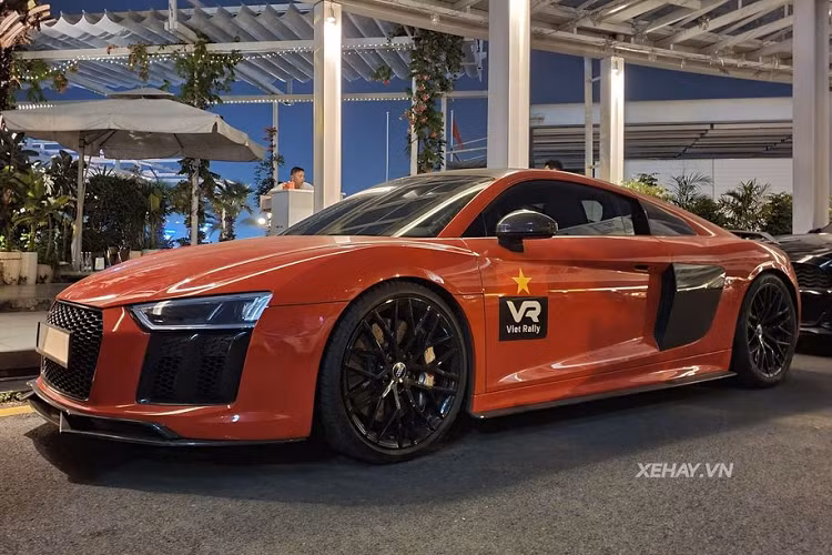 Để đáp ứng "nhu cầu" cho chủ nhân, Audi trang bị trên R8 V10 Plus khối động cơ V10 dung tích 5.2 lít cho công suất được đẩy lên tới 602 mã lực tương đương với "người anh em" Lamborghini Huracan. Vì sở hữu một "trái tim" khoẻ mạnh như vậy, siêu xe này có thể tăng tốc nhanh hơn "người tiền nhiệm" 20%, từ 0-100 km/h chỉ với 2,9 giây.