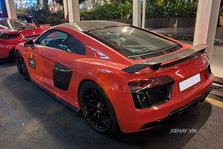 Bước sang phần hông xe sẽ thấy rõ kết cấu trên phiên bản cũ được giữ nguyên trên thế hệ thứ 2 này của R8. Màu sơn đỏ trên mẫu siêu xe này rất nổi bật bất kể đi vào ban ngày hay trời tối vì nước sơn có độ bóng rất cao và công nghệ sơn trên Audi R8 V10 Plus cũng có độ tán xạ ánh sáng tốt. Trên xe còn có rất nhiều chi tiết sử dụng vật liệu carbon như gương, ốp khe hút gió...