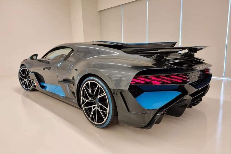 Chưa hết, Bugatti còn cắt giảm nhiều "đồ chơi" không cần thiết như loại bỏ ngăn chứa đồ trong bệ tì tay trung tâm và trên mặt cửa, sử dụng hệ thống âm thanh nhẹ hơn, bộ vành giảm trọng lượng và nắp bộ giải nhiệt bằng sợi carbon mới nhằm mang đến trọng lượng xuống còn 1.996 kg, giảm 35 kg so với Chiron.