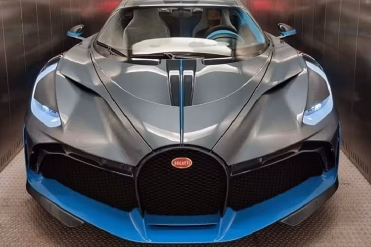 Điểm thú vị của Bugatti Divo triệu đô chính là việc cải thiện tính khí động lực học, nhờ đó tạo ra thêm 90 kg lực ép xuống mặt đường. Bugatti Divo còn được lắp thêm thanh ba-bô-lê (side skirt) khí động học, vây cá trung tâm và cánh gió đuôi mới có tác dụng như phanh khí cho Divo. Cánh gió đuôi của Bugatti Divo rộng hơn 23% so với loại trên Chiron, từ đó cải thiện đáng kể lực ép xuống mặt đường và hiệu suất phanh.