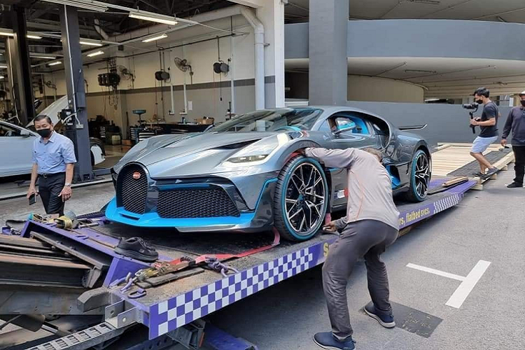 Lý do cho việc mang siêu phẩm Bugatti Divo về Malaysia của đại gia này là để khai trương showroom siêu xe được cho đỉnh nhất Asean hiện nay. Bản thân đại gia Malaysia này cũng là người có tiếng trong giới chơi siêu xe ở Đông Nam Á khi sở hữu không ít siêu phẩm như McLaren P1 cùng hãng chục siêu xe đình đám khác và một đội đua xe.