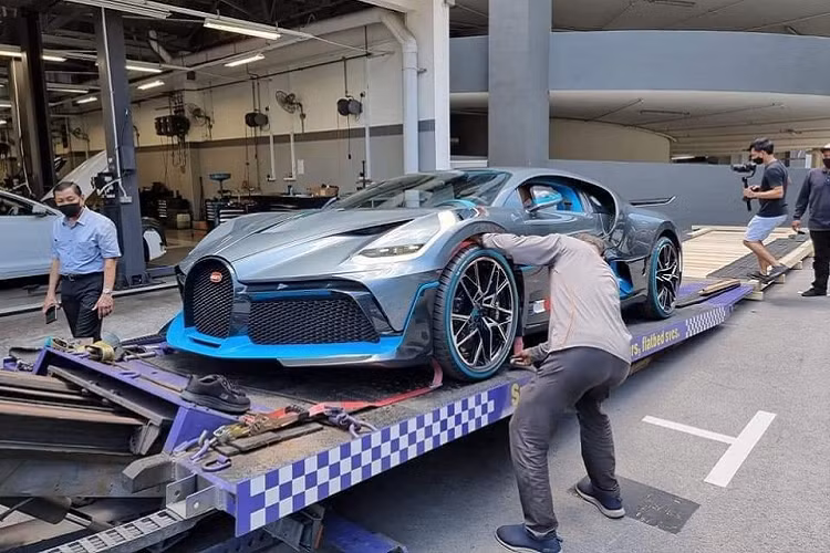 Lý do cho việc mang siêu phẩm Bugatti Divo về Malaysia của đại gia này là để khai trương showroom siêu xe được cho đỉnh nhất Asean hiện nay. Bản thân đại gia Malaysia này cũng là người có tiếng trong giới chơi siêu xe ở Đông Nam Á khi sở hữu không ít siêu phẩm như McLaren P1 cùng hãng chục siêu xe đình đám khác và một đội đua xe.
