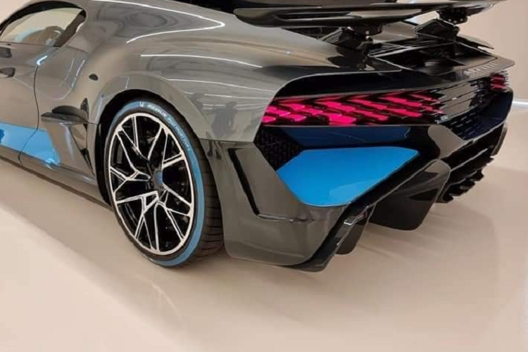 Những thay đổi ấn tượng này đã giúp Bugatti Divo hoàn thành một vòng đua Nardo có chiều dài 12,5 km trong thời gian nhanh hơn 8 giây so với Bugatti Chiron. Cuối cùng, cái tên Divo được hãng Bugatti đặt theo tên của tay đua người Pháp, Albert Divo.
