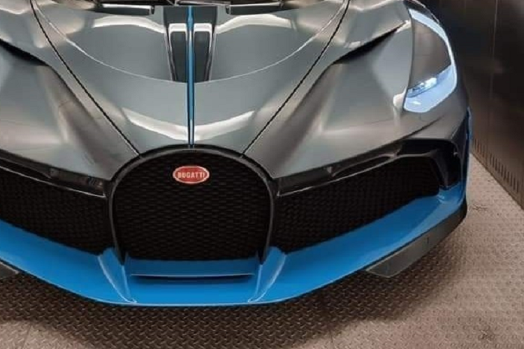 Tuy nhiên, ngay khi được vén màn lần đầu tiên tại sự kiện Pebble Beach Concours d’Elegance vào tháng 8, Bugatti Divo đã gây thất vọng cho không ít các tay lái tốc độ khi đã bị loại bỏ chế độ lái Top Speed nổi tiếng. Điều này cũng đồng nghĩa với việc khối động cơ W16, dung tích 8.0 lít, đi kèm 4 bộ tăng áp, tạo ra công suất tối đa 1.500 mã lực và mô-men xoắn cực đại 1.600 Nm của Divo chỉ có thể đạt tốc độ tối đa 380 km/h.
