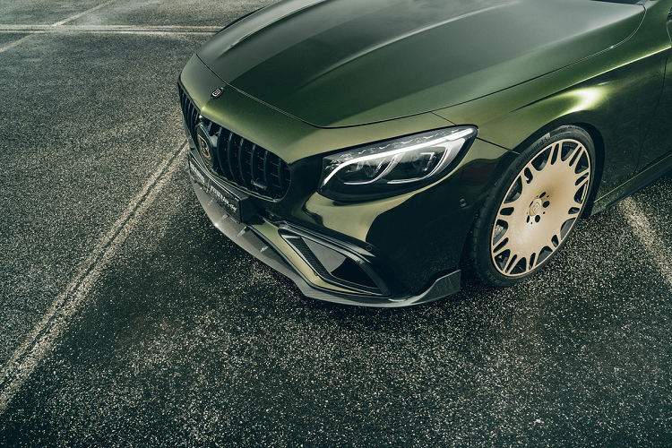 Trong khi đó, Fostla thực hiện công việc sơn lại thân xe với màu xanh Olea.