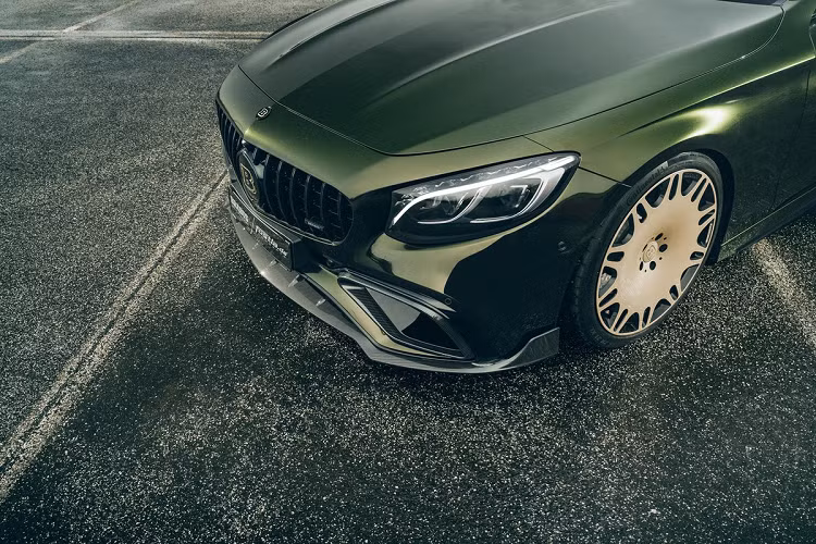 Trong khi đó, Fostla thực hiện công việc sơn lại thân xe với màu xanh Olea.