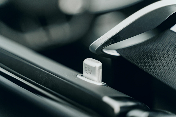 Xe được trang bị động cơ V8 4.0L tăng áp kép, sản sinh công suất cực đại 603 mã lực và mô-men xoắn 900 Nm, hộp số tự động 9 cấp và hệ dẫn động 4 bánh. Điều này cho phép chiếc xe tăng tốc 0-100 km/h chỉ trong 3,4 giây trước khi đạt tốc độ tối đa 300 km/h.