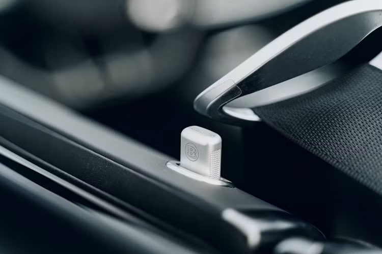 Xe được trang bị động cơ V8 4.0L tăng áp kép, sản sinh công suất cực đại 603 mã lực và mô-men xoắn 900 Nm, hộp số tự động 9 cấp và hệ dẫn động 4 bánh. Điều này cho phép chiếc xe tăng tốc 0-100 km/h chỉ trong 3,4 giây trước khi đạt tốc độ tối đa 300 km/h.