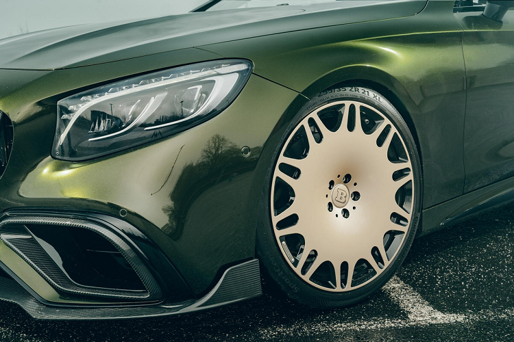 Xe được trang bị bộ mâm Brabus Monoblock M "Platinum Edition" 21 inch với vành kim loại màu đồng, đi kèm với lốp 255/35 R21 ở phía trước và 295/30 R21 ở phía sau.