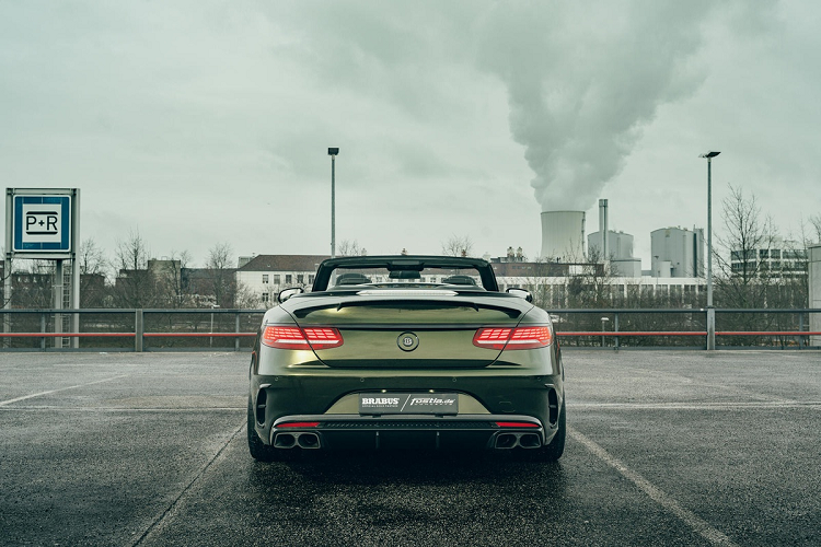 Nguyên bản của xe thể thao Mercedes-AMG S63 Convertible cũng khá hầm hố, nhưng Brabus muốn chiếc xe cơ bắp hơn bằng cách lắp một loạt chi tiết bổ sung bằng sợi carbon gồm cản trước, cánh gió trước, cánh gió sau và bộ khuếch tán cỡ lớn.