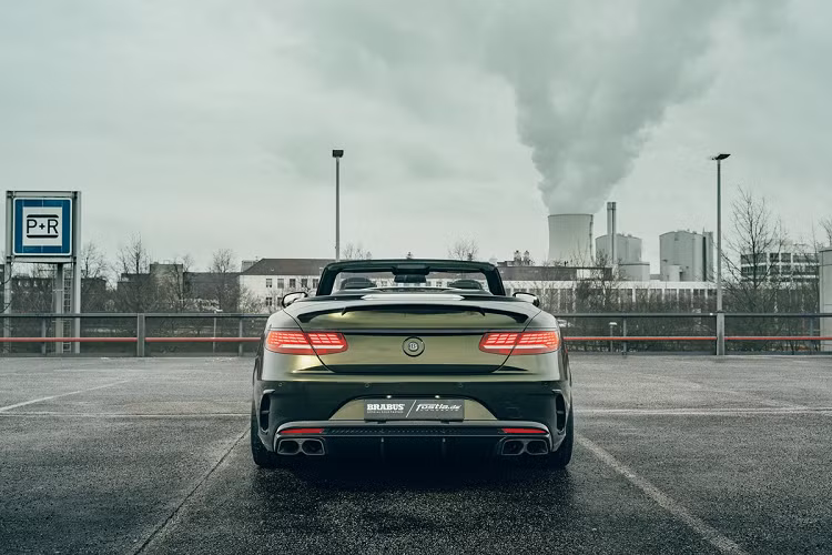 Nguyên bản của xe thể thao Mercedes-AMG S63 Convertible cũng khá hầm hố, nhưng Brabus muốn chiếc xe cơ bắp hơn bằng cách lắp một loạt chi tiết bổ sung bằng sợi carbon gồm cản trước, cánh gió trước, cánh gió sau và bộ khuếch tán cỡ lớn.